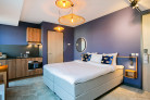 Tweepersoons King Size bed in de Deluxe Studio van Hotel Marktstad in Schagen