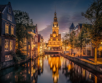 Mooi-uitzicht-over-een-gracht-in-Alkmaar-op-het-Waagtoren