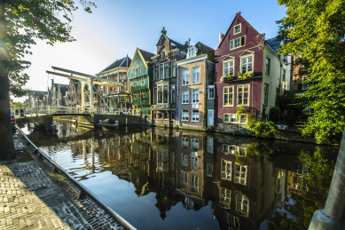 gracht-in-alkmaar-met-weerspiegeld-water-in-de-buurt-van-hotel-marktstad