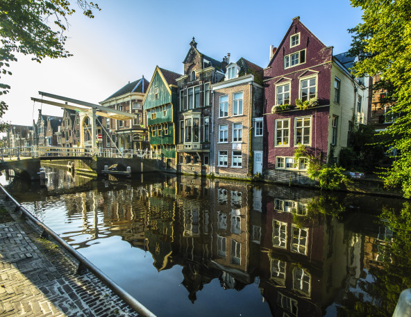 gracht-in-alkmaar-met-weerspiegeld-water-in-de-buurt-van-hotel-marktstad