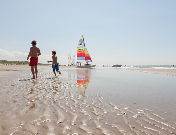 Met het gezin leuke tijd beleven op strand Bergen aan Zee vlakbij Hotel Marktstad